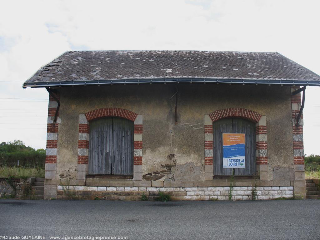 La halle marchandises du Pallet (44) à l\'abandon. La halle marchandises du Pallet (44) à l\'abandon.