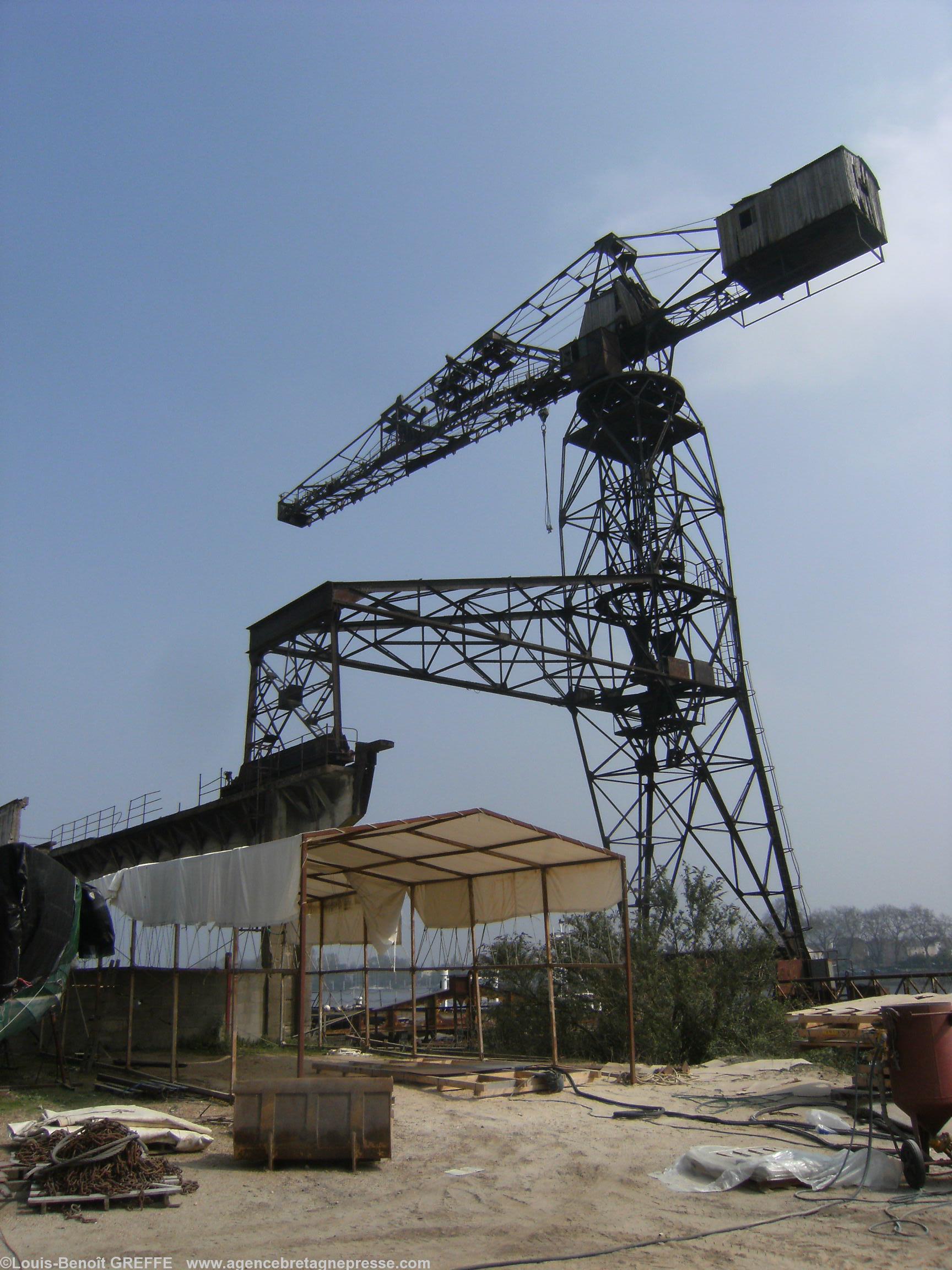 L\'archétype de la friche nantaise : une grue en friche au-dessus d\'un site en activité (Chantiers de l\'Esclain ex-site Dubigeon de Chantenay) L\'archétype de la friche nantaise : une grue en friche au-dessus d\'un site en activité (Chantiers de l\'Esclain ex-site Dubigeon de Chantenay)