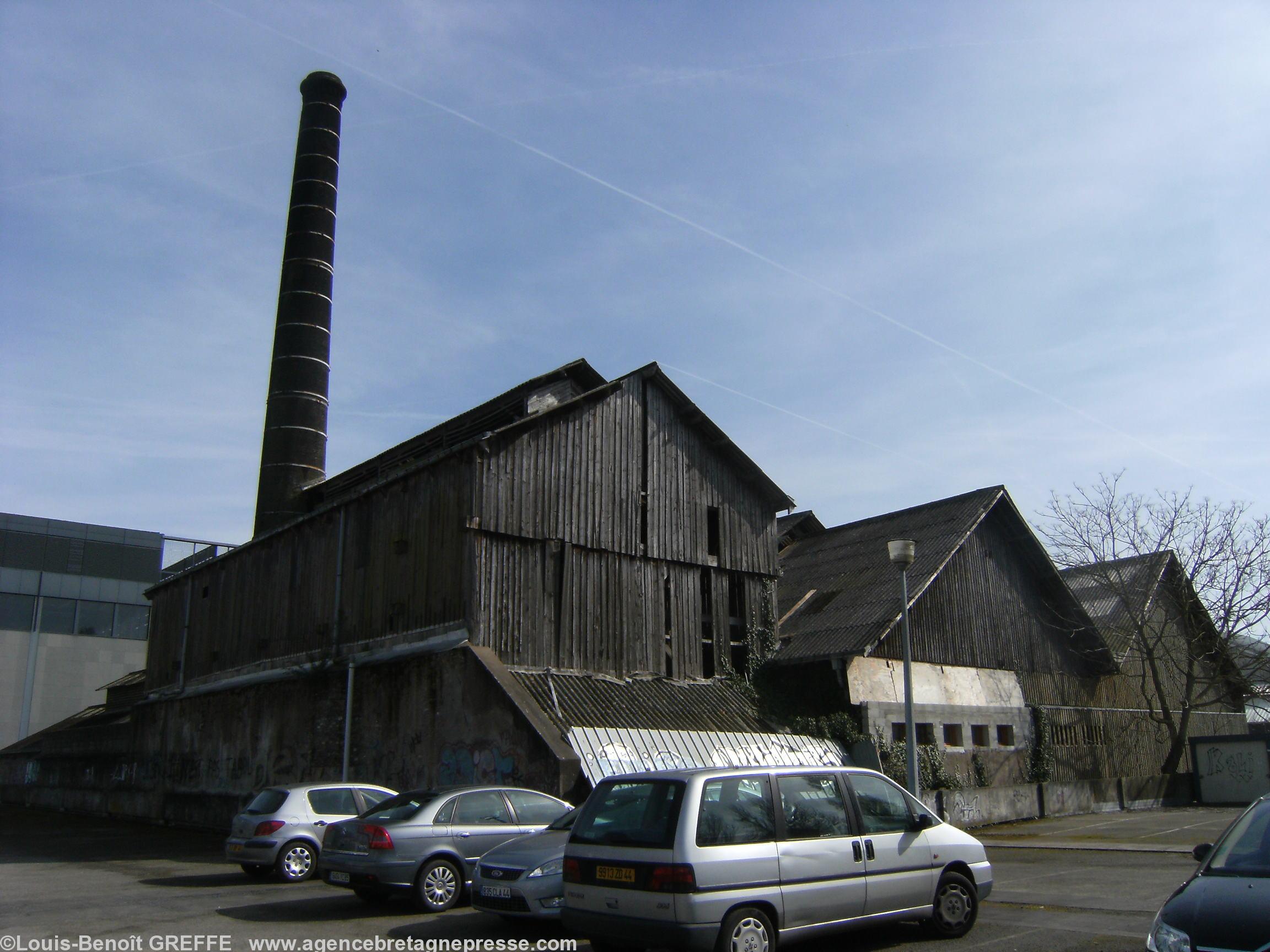 Ancienne usine partiellement ruinée près des locaux d\'André BTP - reconversion d\'une autre ancienne usine. Ancienne usine partiellement ruinée près des locaux d\'André BTP - reconversion d\'une autre ancienne usine.