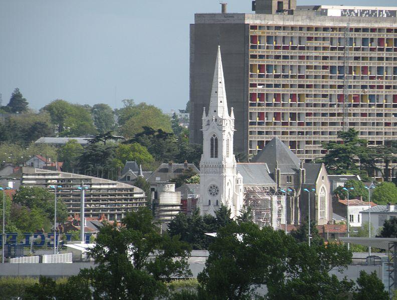 La Cité Radieuse domine Rezé et l\'église Saint-Pierre (Wikipédia licence CC)