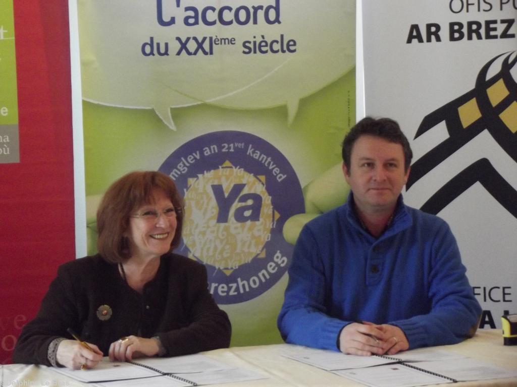 Signature entre Yannik Bigouin et Lena Louarn