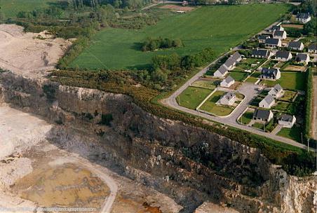 Le village de Plumelin suspendu au-dessus de la carrière de sable.