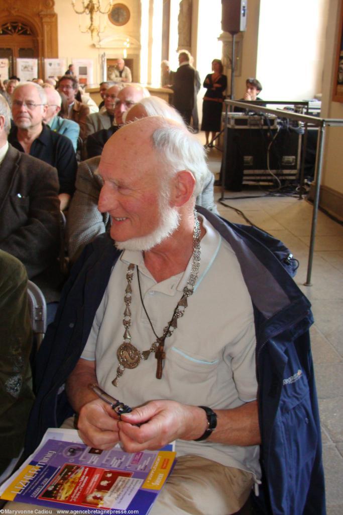 Job An Irien porte son collier de l\'hermine – reçu en 2007 à Saint-Brieuc – ici à Rennes lors de la remise des colliers le 27 septembre 2009.
