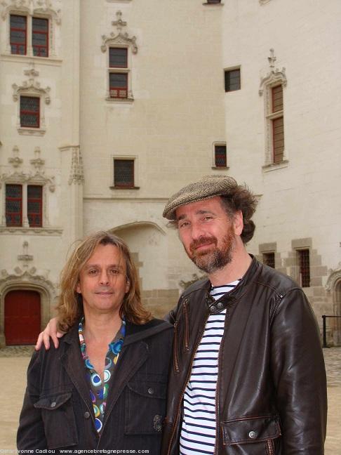 Alan Simon avec Nilda Fernandez dans la cour du château des ducs de Bretagne à Nantes le 11 mai 2009 en repérages pour l’Opéra Anne de Bretagne.