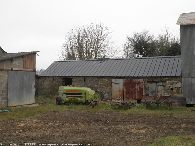 Une grange en schiste dans une exploitation agricole : un exemple de patrimoine ancillaire (paysan)