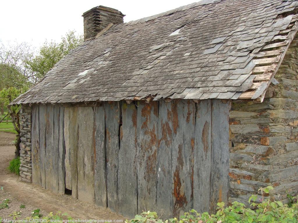Le palis se marie bien au schiste... voilà une grange typique du pays de la Mée (44) elle aussi en mauvais état.