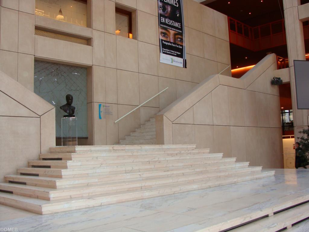 Hôtel de Région Pays de la Loire à Nantes. Le grand hall. Le buste d\'Olivier Guichard est entre les deux volées d\'escalier.