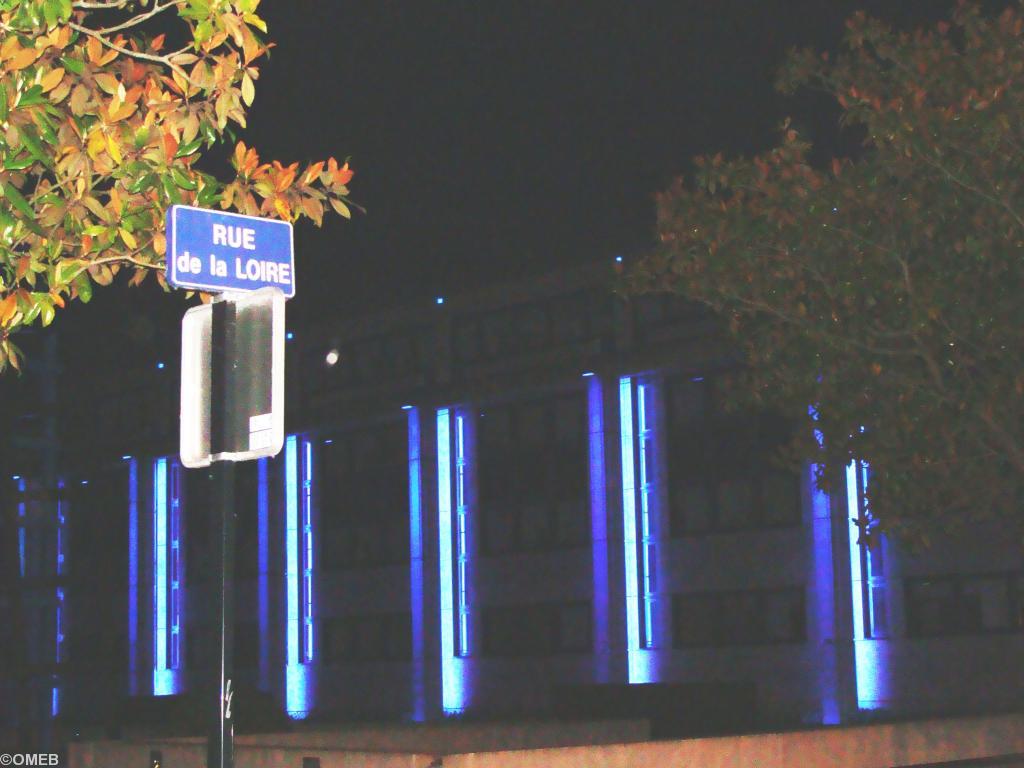 Hôtel de Région Pays de la Loire à Nantes. Éclairage extérieur de nuit. Il change progressivement de bleu à vert toutes les deux minutes. Le quartier est désert surtout de nuit... <b>Quel prix ?</b>