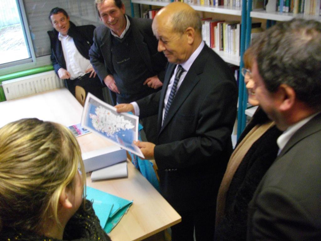 Jean-Yves le Drian se voit offrir un cadeau par Pauline Sellin lycéenne : un tea-shirt de la Redadeg et une carte signée par les délégués des lycéens