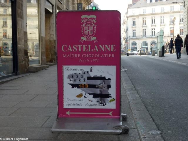 Nantes rue Crébillon le <i>Gwenn ha Du</i> devant le chocolatier <i>Castelanne</i> début février 2012.