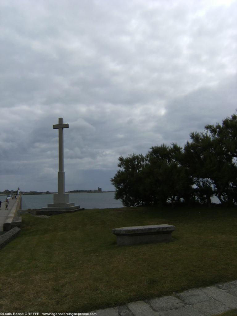 Croix du cimetière désaffecté de la chapelle des Marins de Saint-Vaast en Cotentin (ancienne terre bretonne)