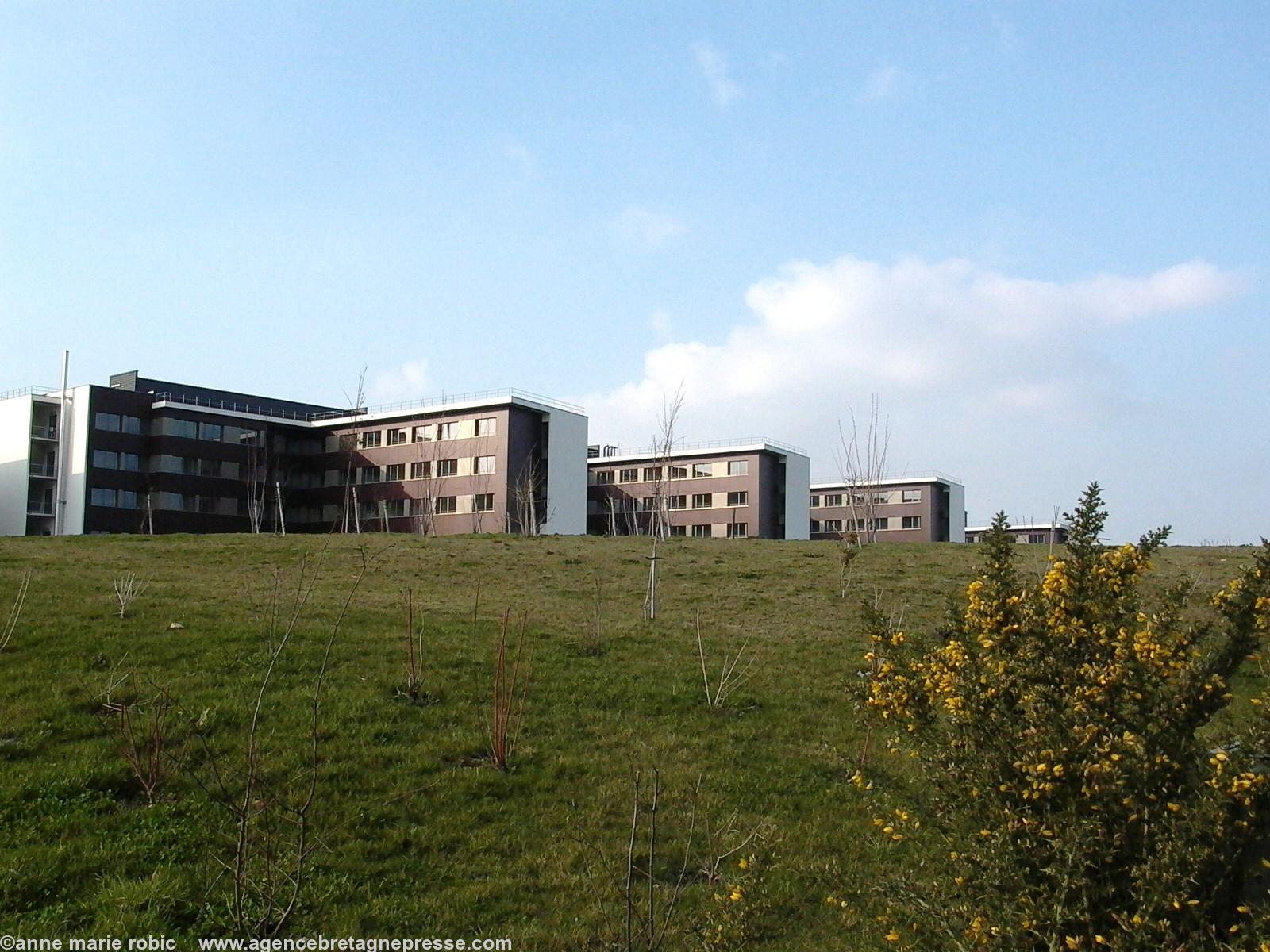 le CHCB vu de la route allant de Noyal vers Caudan