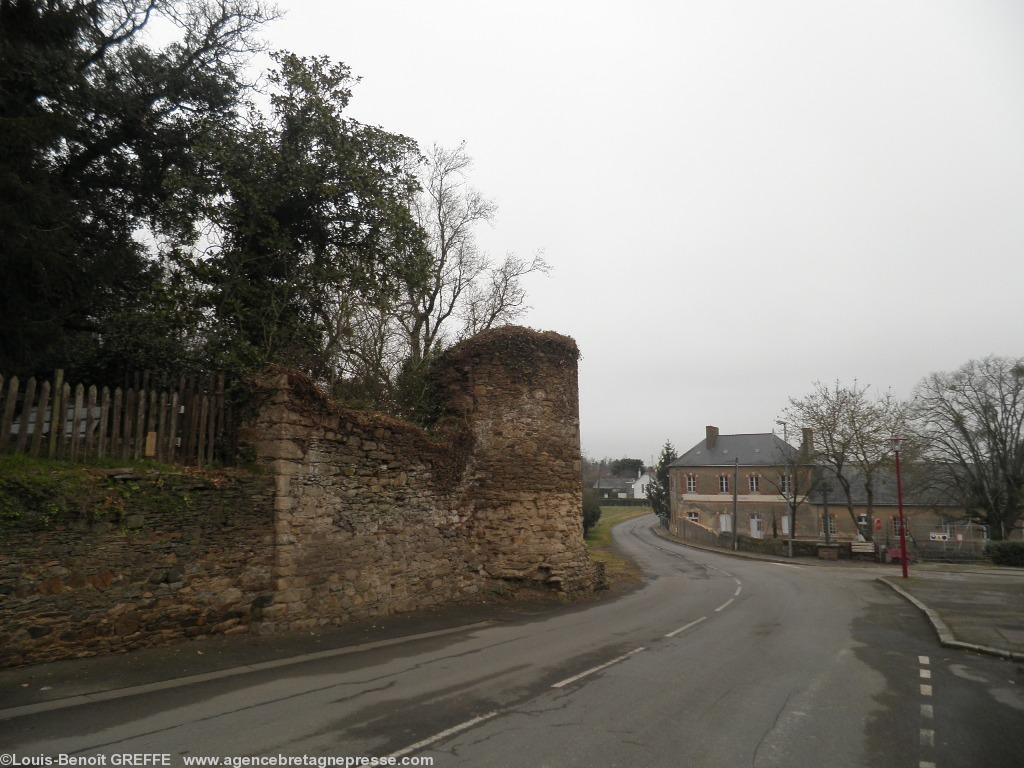 une dizaine de mètres de mur médiéval sont aussi conservés