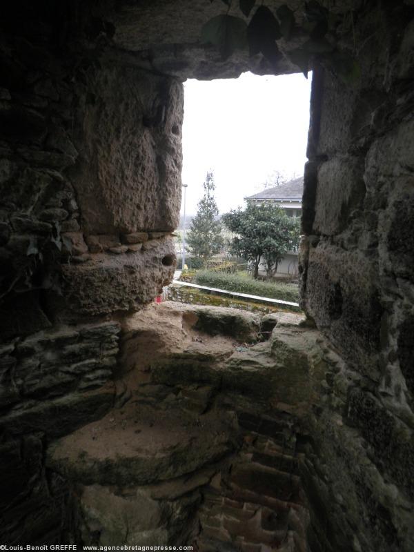 La baie et le coussiège à l\'étage de la tour