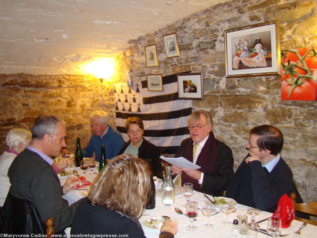 Le diner-conférence-débats à propos des jetons des États de Bretagne. Avec Daniel Cariou au restaurant <i>Le Carafon</i> à Nantes le 6 mars 2012. Le diner-conférence-débats à propos des jetons des États de Bretagne. Avec Daniel Cariou au restaurant <i>Le Carafon</i> à Nantes le 6 mars 2012.