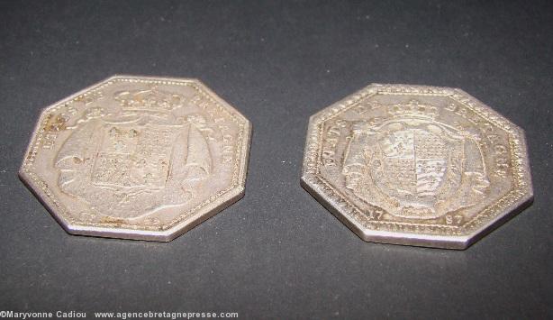 Le premier jeton – de 1785 – matérialise le dérapage de la tenue de 1784 sur janvier 1785. De même pour le second en 1786-1787. Versos. Le premier jeton – de 1785 – matérialise le dérapage de la tenue de 1784 sur janvier 1785. De même pour le second en 1786-1787. Versos.