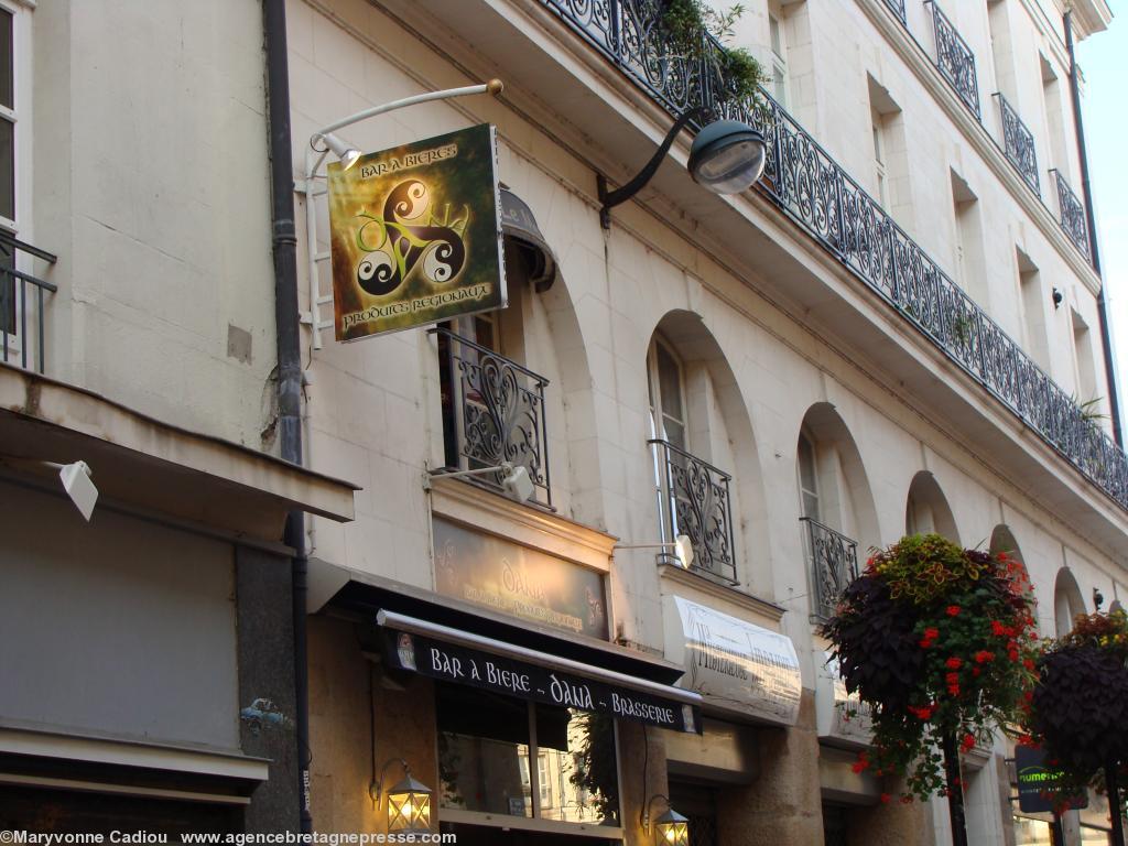 Le bar à bières Dana au Bouffay affiche un triskell en enseigne et propose aussi des produits régionaux.