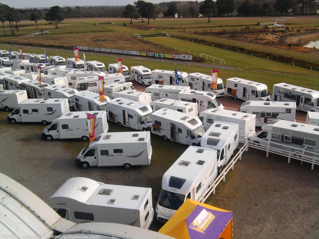 Vue des camping-cars de la tour de l\'hippodrome