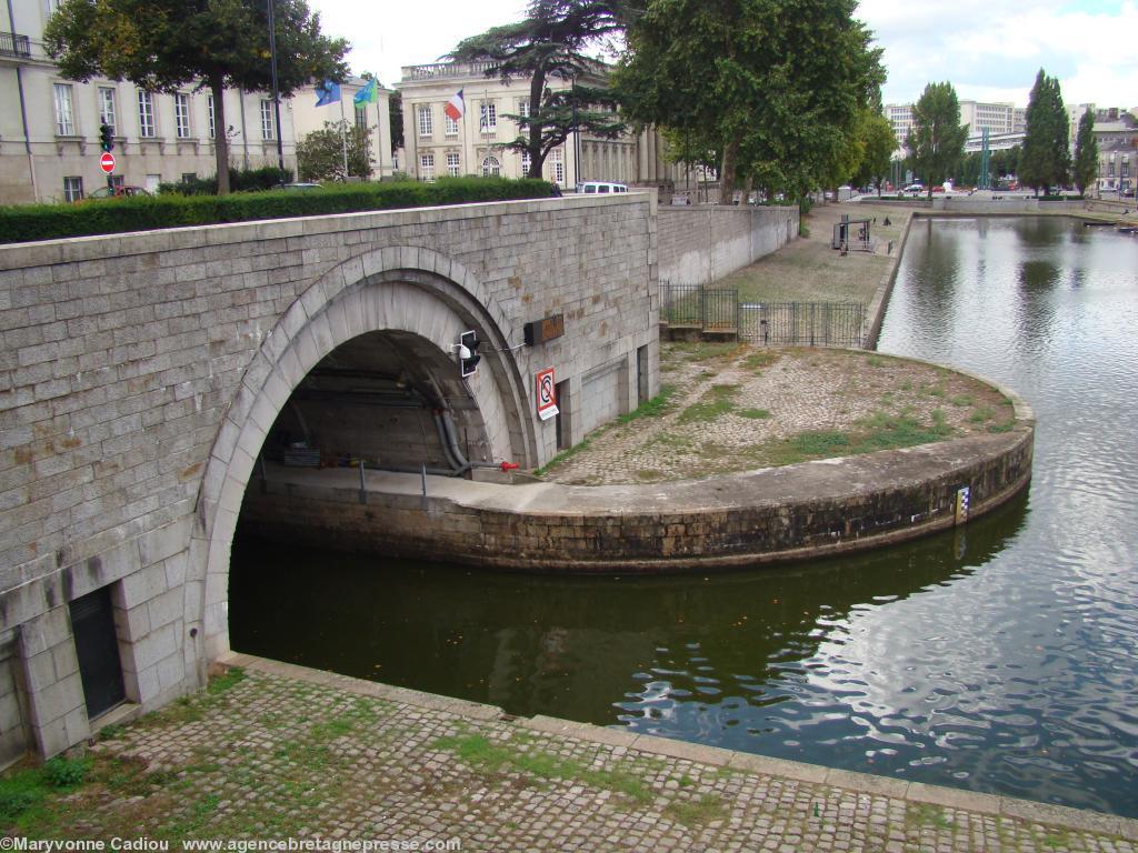 Ici l\'entrée du tunnel de l\'Erdre. Pont Morand est au fond. On aperçoit le monument aux 50 Otages entre les arbres.