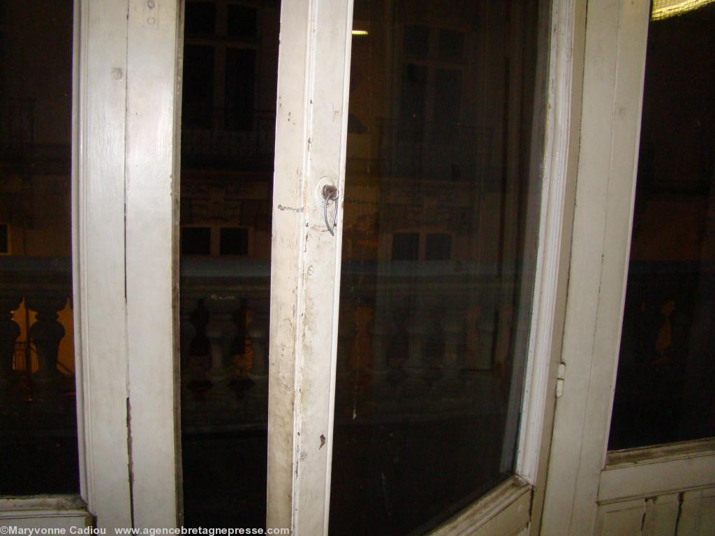 Ty Keltiek rue Harrouys à Nantes. Au premier étage une poignée de porte de fortune. Gros plan. Ty Keltiek rue Harrouys à Nantes. Au premier étage une poignée de porte de fortune. Gros plan.