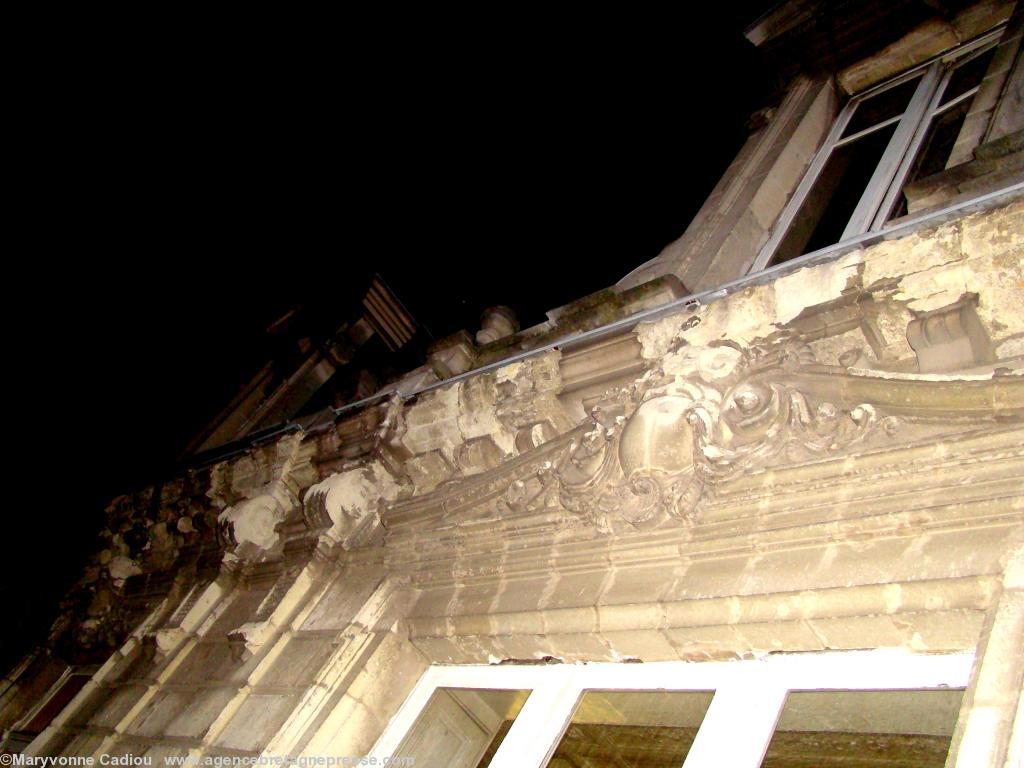 16Ty Keltiek rue Harrouys à Nantes. Extérieur de nuit du balcon du premier étage. Le tuffeau est rongé. 16Ty Keltiek rue Harrouys à Nantes. Extérieur de nuit du balcon du premier étage. Le tuffeau est rongé.