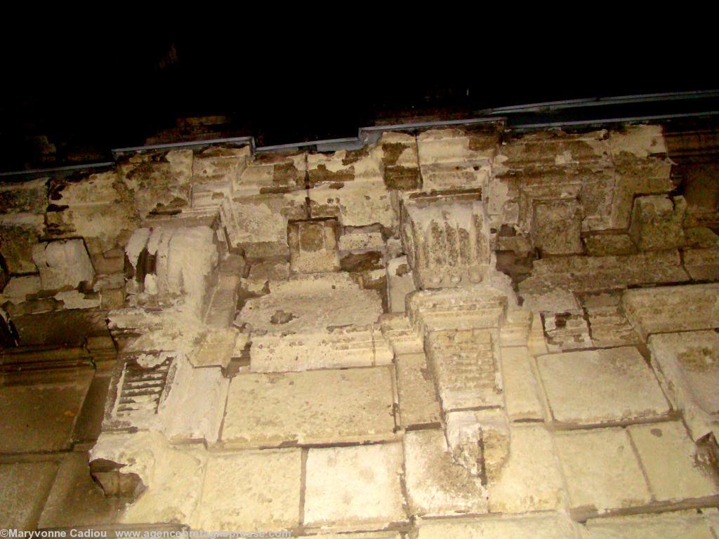 Ty Keltiek rue Harrouys à Nantes. Extérieur de nuit du balcon du premier étage. Le tuffeau est rongé. Ty Keltiek rue Harrouys à Nantes. Extérieur de nuit du balcon du premier étage. Le tuffeau est rongé.