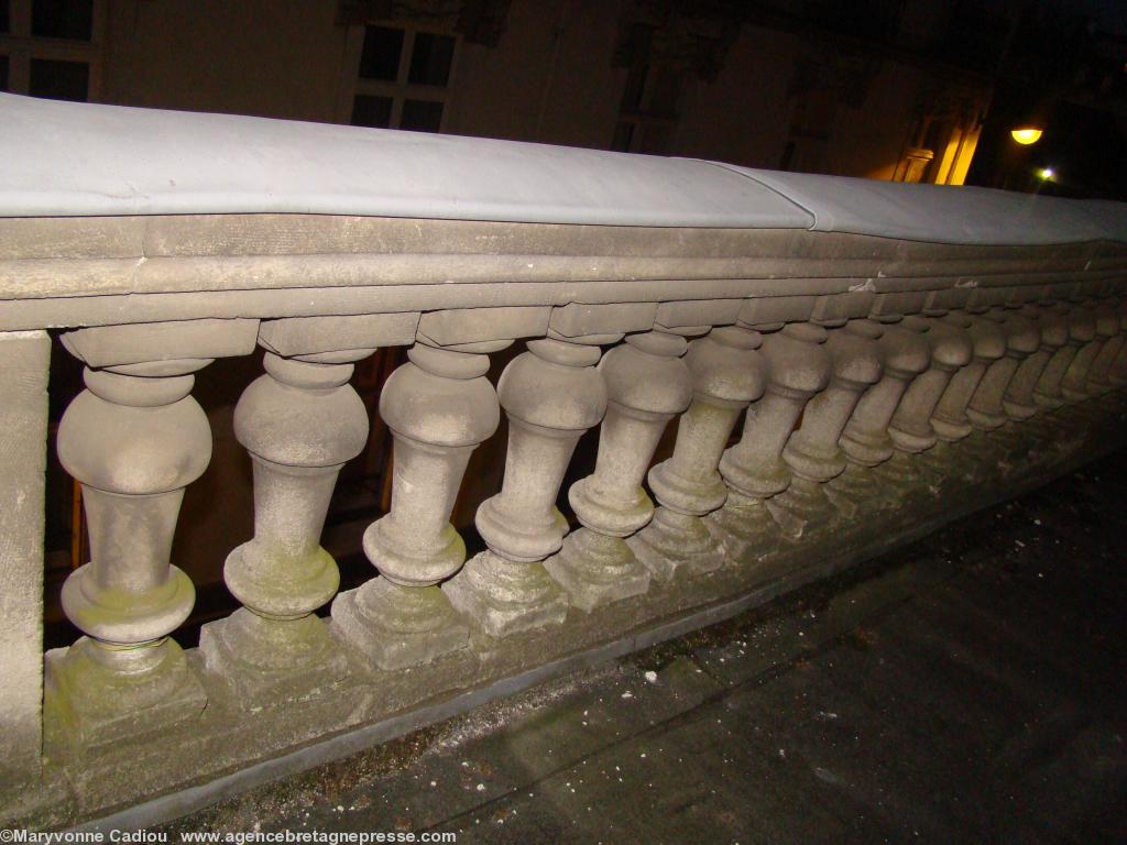 Ty Keltiek rue Harrouys à Nantes. Le balcon du premier étage de nuit. Ty Keltiek rue Harrouys à Nantes. Le balcon du premier étage de nuit.