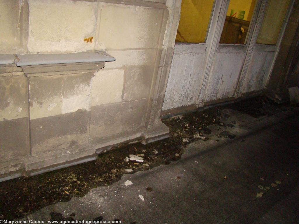 Ty Keltiek rue Harrouys à Nantes. Le balcon du premier étage de nuit. Ty Keltiek rue Harrouys à Nantes. Le balcon du premier étage de nuit.