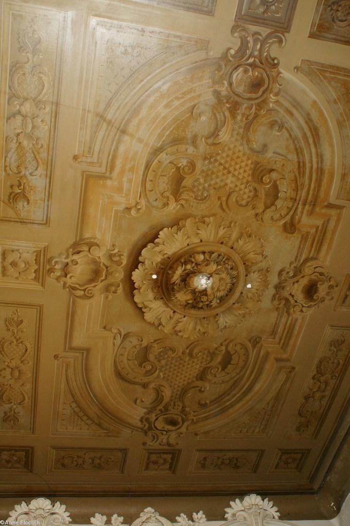 Ty Keltiek rue Harrouys à Nantes. Le magnifique plafond sculpté du rez-de-chaussée porte des traces jaunes... Ty Keltiek rue Harrouys à Nantes. Le magnifique plafond sculpté du rez-de-chaussée porte des traces jaunes...