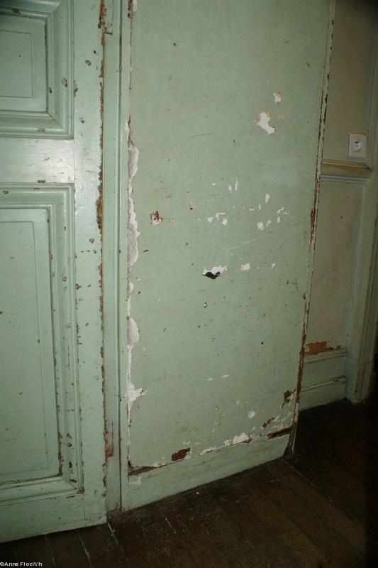 Ty Keltiek rue Harrouys à Nantes. Un mur écaillé. Ty Keltiek rue Harrouys à Nantes. Un mur écaillé.