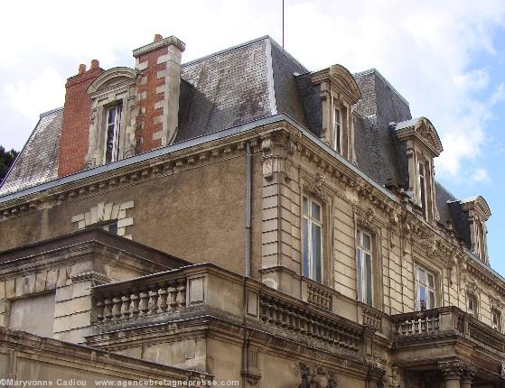 Ty Keltiek rue Harrouys à Nantes. Outre les pierres rongées la toiture commence à perdre des ardoises. Voir entre les deux fenêtre de gauche au dernier étage. Ty Keltiek rue Harrouys à Nantes. Outre les pierres rongées la toiture commence à perdre des ardoises. Voir entre les deux fenêtre de gauche au dernier étage.