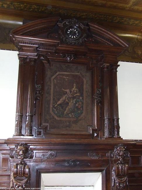 Ty Keltiek rue Harrouys à Nantes. Une note d’optimisme. La cheminée en boiserie d’une salle du rez-de-chaussée est en bon état. Il reste à faire le tour en photos du sous-sol et des salles qui y sont. Ty Keltiek rue Harrouys à Nantes. Une note d’optimisme. La cheminée en boiserie d’une salle du rez-de-chaussée est en bon état. Il reste à faire le tour en photos du sous-sol et des salles qui y sont.