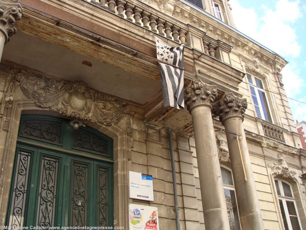 Ty Keltiek rue Harrouys à Nantes. La maison des associations de culture bretonne à Nantes s‘affiche visiblement ainsi depuis quelque temps. Ty Keltiek rue Harrouys à Nantes. La maison des associations de culture bretonne à Nantes s‘affiche visiblement ainsi depuis quelque temps.