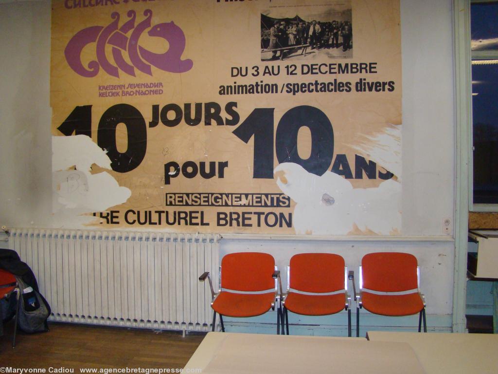 Ty Keltiek rue Harrouys à Nantes. L’ancienne grande affiche du CNCC ou Centre Nantais de Culture Celtique, créé en 1972 qui se réunissait dans ce lieu mythique ou. Dans la grande sale du premier étage. Voir aussi l'état des chaises.
Ty Keltiek rue Harrouys à Nantes. L’ancienne grande affiche du CNCC ou Centre Nantais de Culture Celtique, créé en 1972 qui se réunissait dans ce lieu mythique ou. Dans la grande sale du premier étage. Voir aussi l'état des chaises.