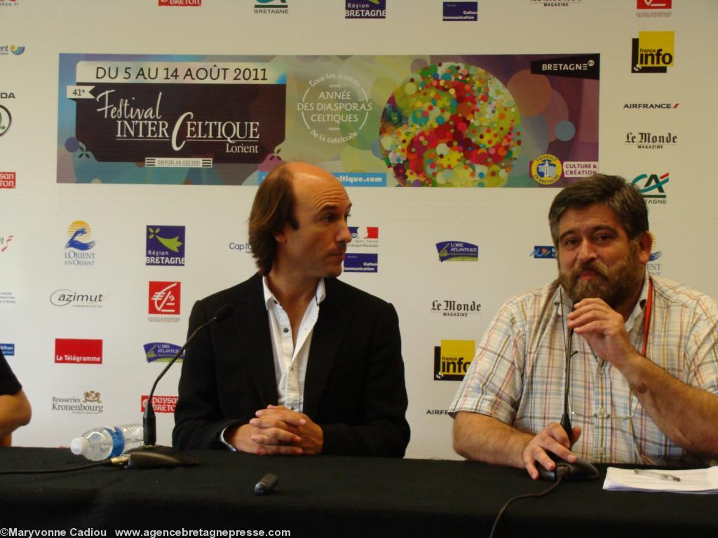 Carlos Núñez avec Lísardo Lombardia à Lorient lors de sa conférence de presse le 11 août 2011 pendant le Festival.