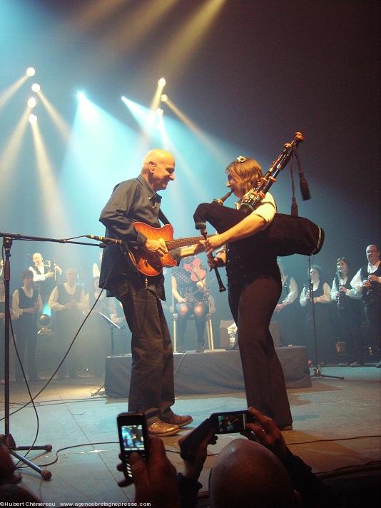 Nantes concert de la saint Patrick 2012. Dan Ar Braz et Katell du bagad Naoned.