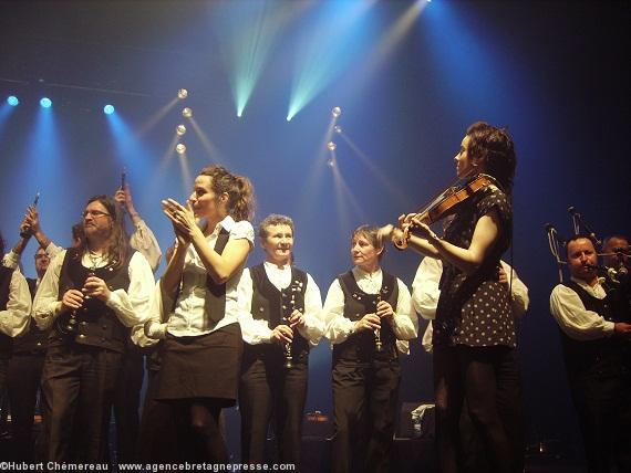 Nantes concert de la saint Patrick 2012. Clarisse Lavanant accompagnée par Fiona l\'Écossaise au fiddle.