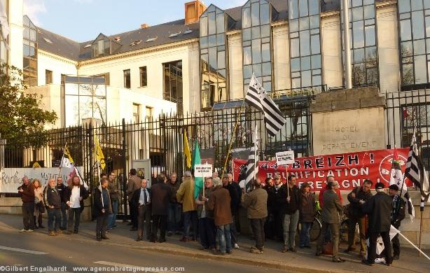 Rassemblement du 19 mars à Nantes devant l\'Hôtel du Département contre la Commission mixte. Rassemblement du 19 mars à Nantes devant l\'Hôtel du Département contre la Commission mixte.