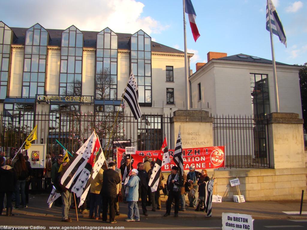 Rassemblement du 19 mars à Nantes devant l\'Hôtel du Département contre la Commission mixte. Rassemblement du 19 mars à Nantes devant l\'Hôtel du Département contre la Commission mixte.