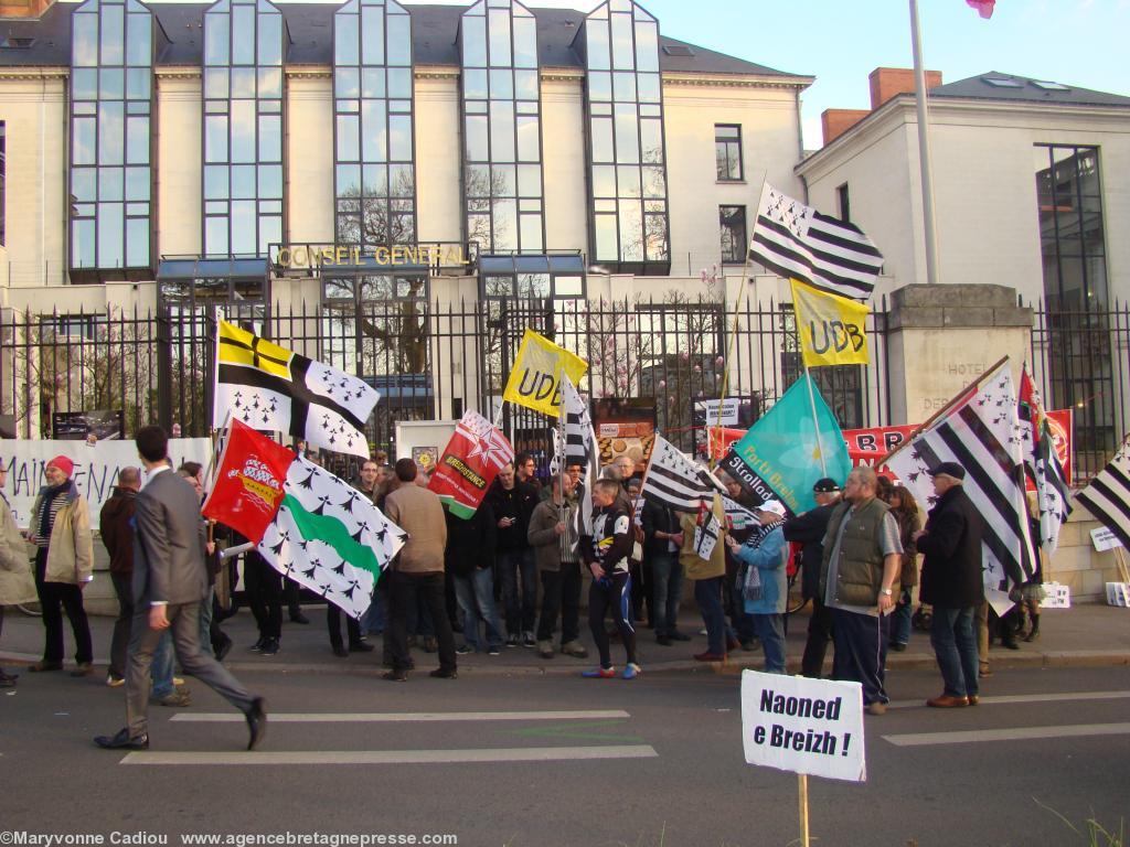 Rassemblement du 19 mars à Nantes devant l\'Hôtel du Département contre la Commission mixte. Rassemblement du 19 mars à Nantes devant l\'Hôtel du Département contre la Commission mixte.