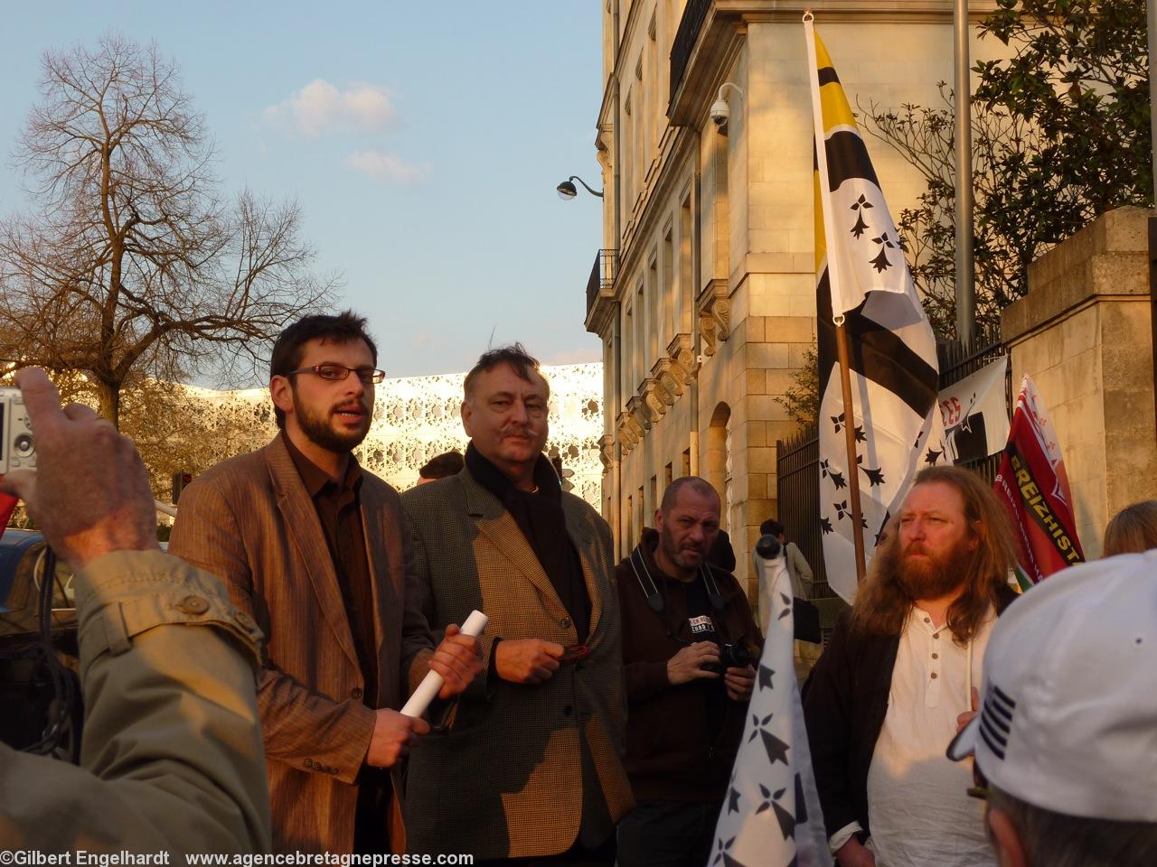 Rassemblement du 19 mars à Nantes devant l\'Hôtel du Département contre la Commission mixte. Commission mixte. Jonathan Guillaume de <i>44=Breizh</i> et Jean-François Le Bihan président de <i>Bretagne Réunie</i>. Rassemblement du 19 mars à Nantes devant l\'Hôtel du Département contre la Commission mixte. Commission mixte. Jonathan Guillaume de <i>44=Breizh</i> et Jean-François Le Bihan président de <i>Bretagne Réunie</i>.