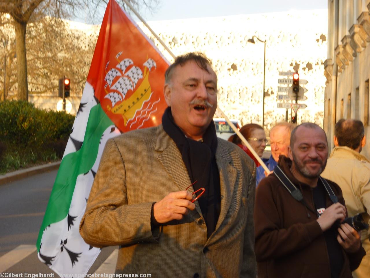 Rassemblement du 19 mars à Nantes devant l\'Hôtel du Département contre la Commission mixte. Jean-François Le Bihan président de <i>Bretagne Réunie</i>. Il fera un bref discours après Jonathan Guillaume. Rassemblement du 19 mars à Nantes devant l\'Hôtel du Département contre la Commission mixte. Jean-François Le Bihan président de <i>Bretagne Réunie</i>. Il fera un bref discours après Jonathan Guillaume.