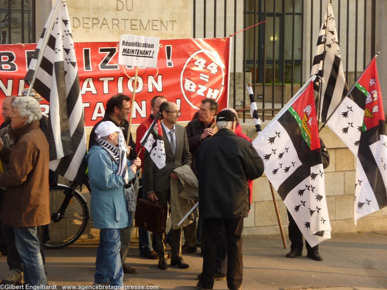 Rassemblement du 19 mars à Nantes devant l\'Hôtel du Département contre la Commission mixte. Paul Loret le précédent président de <i>Bretagne Réunie</i> était là aussi. Rassemblement du 19 mars à Nantes devant l\'Hôtel du Département contre la Commission mixte. Paul Loret le précédent président de <i>Bretagne Réunie</i> était là aussi.