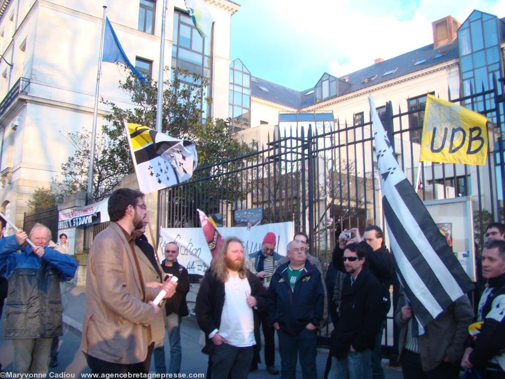 Rassemblement du 19 mars à Nantes devant l\'Hôtel du Département contre la Commission mixte. Jonathan Guillaume et Morvan Coarer (au centre). Rassemblement du 19 mars à Nantes devant l\'Hôtel du Département contre la Commission mixte. Jonathan Guillaume et Morvan Coarer (au centre).