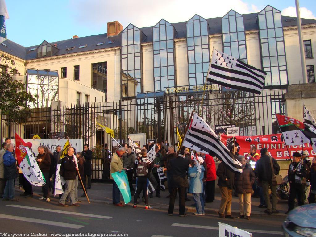 Rassemblement du 19 mars à Nantes devant l\'Hôtel du Département contre la Commission mixte. Rassemblement du 19 mars à Nantes devant l\'Hôtel du Département contre la Commission mixte.