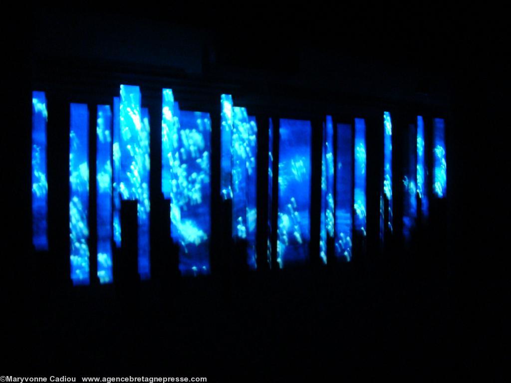 <i><b>Verticale allongée</b>. Installation/captation. <b>L\'appel du large</b>. Phare de l\'Île Vierge. Plouguerneau. Finistère.</i> <i><b>Verticale allongée</b>. Installation/captation. <b>L\'appel du large</b>. Phare de l\'Île Vierge. Plouguerneau. Finistère.</i>