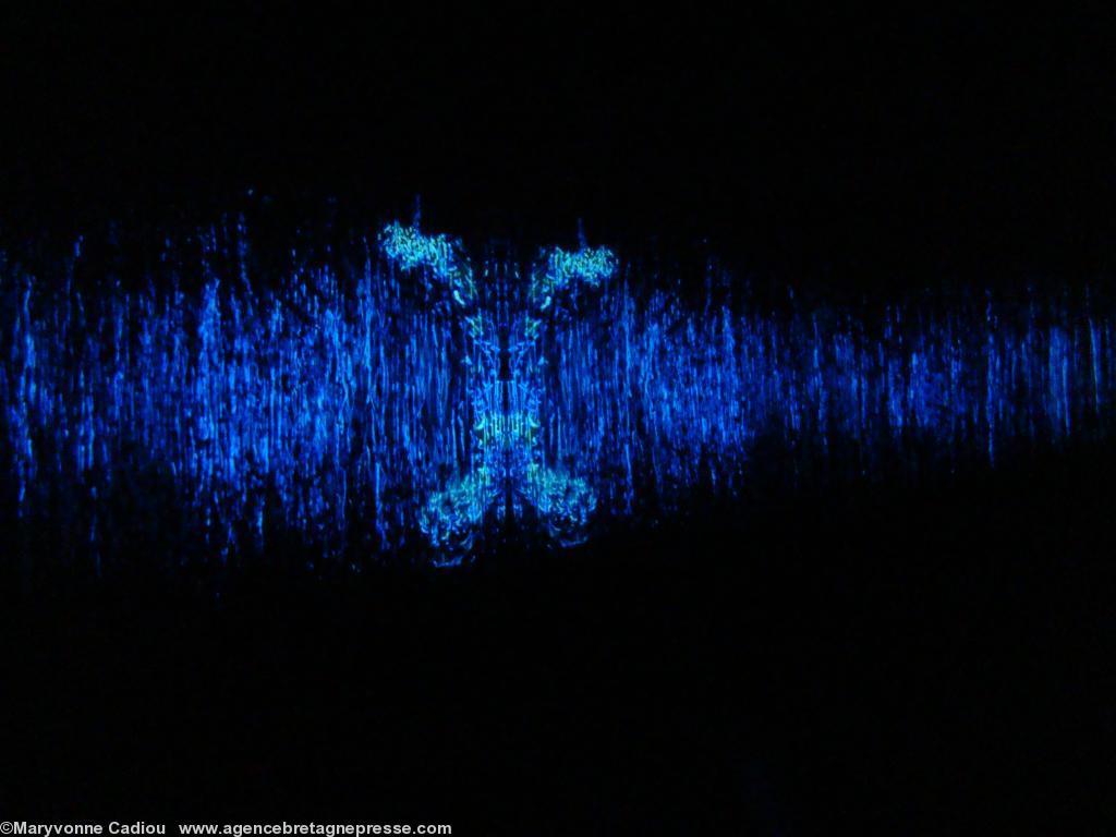 <i><b>Verticale allongée</b>. Installation/Captation. <b>L\'appel du large</b>. Phare de l\'Île Vierge. Plouguerneau. Finistère.</i> Effet du miroir. <i><b>Verticale allongée</b>. Installation/Captation. <b>L\'appel du large</b>. Phare de l\'Île Vierge. Plouguerneau. Finistère.</i> Effet du miroir.