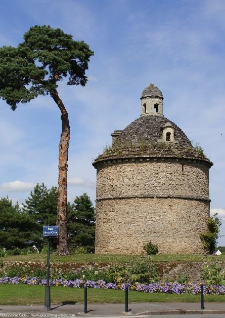 Le pigeonnier des Dervallières du XVIIe siècle. Seul vestige de la propriété de comte de La Brosse acquise en 1952 par la ville pour construire et reloger les familles après la 2e guerre mondiale. Le château du XVIIe a été discrètement démoli en 1987 contre la volonté des habitants.
