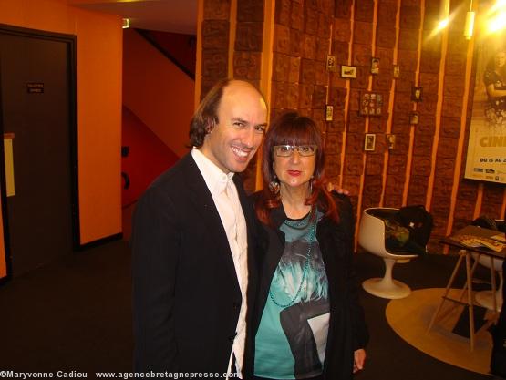 <b>Carlos Núñez</b> disponible pour le public et ses fans est ici en présence de madame <b>Pilar Martínez-Vasseur</b> – directrice du Festival du cinéma espagnol de Nantes — après la projection de son film au cinéma Katorza le 18 mars 2012.