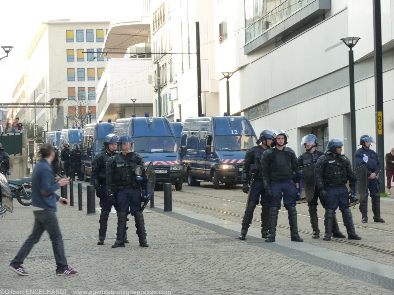 Un imposant barrage policier ferme la remontée de la ligne 3 du tram vers la place Bretagne Un imposant barrage policier ferme la remontée de la ligne 3 du tram vers la place Bretagne